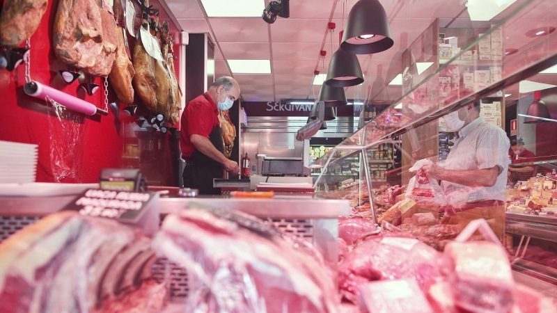 Un hombre trabaja en una carnicería de un mercado de Madrid. E.P./Eduardo Parra