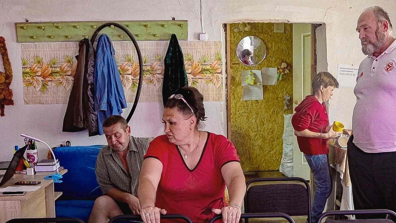 Residentes de Pavlopil se reunen en un templo adventista junto a su pastor