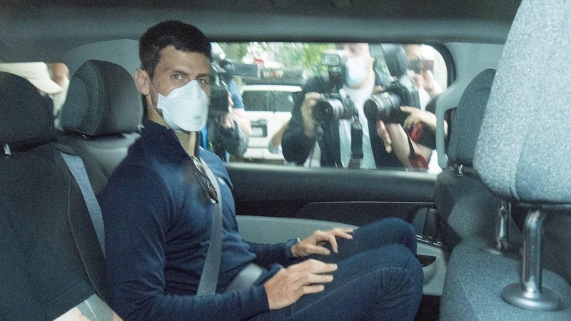 16/01/2022 El tenista serbio Novak Djokovic sale del Park Hotel en un vehículo para reunirse con sus abogados antes de la decisión del Tribunal Federal australiano sobre su deportación