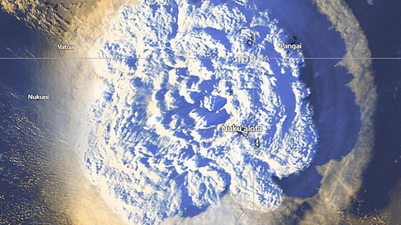 Una imagen satelital proporcionada por los Servicios Meteorológicos de Tonga muestra una erupción explosiva del volcán Hunga Tonga-Hunga Ha'apai