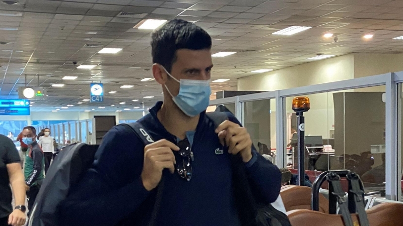 El tenista serbio Novak Djokovic se dirige a la puerta para coger un vuelo a Belgrado en el aeropuerto de Dubái.