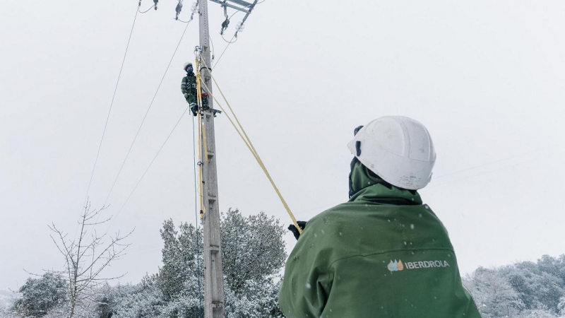 Trabajadores de Iberdrola, durante un temporal de nieve.