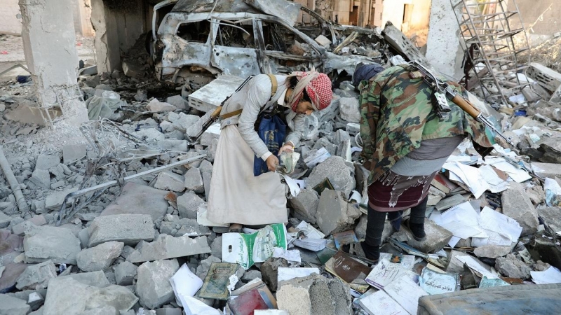 Milicianos buscan entre los escombros de una casa atacada por los ataques aéreos de la coaliciñón liderada por Arabia Saudita en Sana, la capital de Yemen. REUTERS/Khaled Abdullah