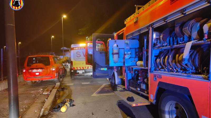 19/01/2022 - Efectius dels Bombers treballant en l'extinció de l'incendi de Montcada.