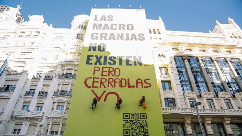 Greenpeace cuelga un cartel gigante en Madrid a favor del cierre de macrogranjas