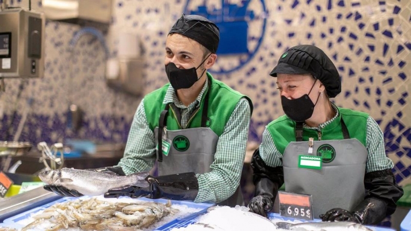 Dos trabajadores de la sección de pescadería de un supermercado de Mercadona.