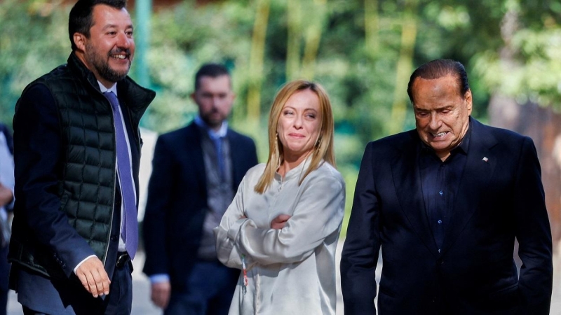 Silvio Berlusconi con los líderes de la Liga, Matteo Salvini, y Hermanos de Italian, Giorgia Meloni, en Roma, en octubre de 2021. REUTERS/Guglielmo Mangiapane