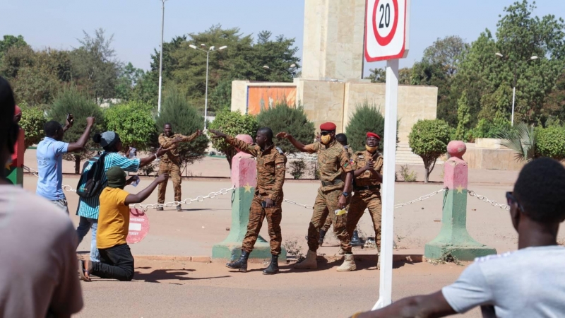 Soldados del ejército piden a las personas que se alejen mientras se reúnen frente al campamento militar Guillaume Ouedraogo para mostrar su apoyo a los militares protagonistas del golpe de Estado en Burkina Faso, este lunes 24 de enero de 2022.