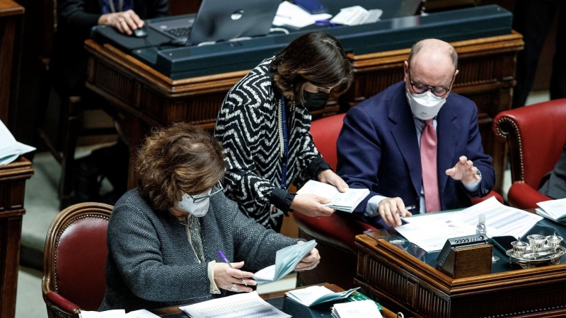 Un momento del conteo de los votos emitidos en el Parlamento italiano para la elección del próximo presidente de la República este lunes 24 de enero de 2022.
