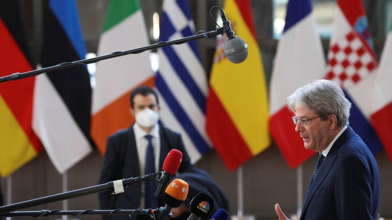 El comisario europeo de Finanzas, Paolo Gentiloni, atiende a los medios de comunicación en Bruselas el 17 de enero de 2022.
