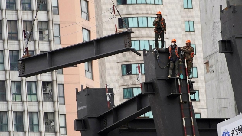 Varios trabajadores en unas vigas de una construcción en Shanghai. REUTERS/Aly Song