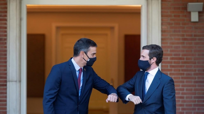 El presidente del Gobierno, Pedro Sánchez, junto al líder del PP, Pablo Casado, en su último encuentro, celebrado en septiembre de 2020.