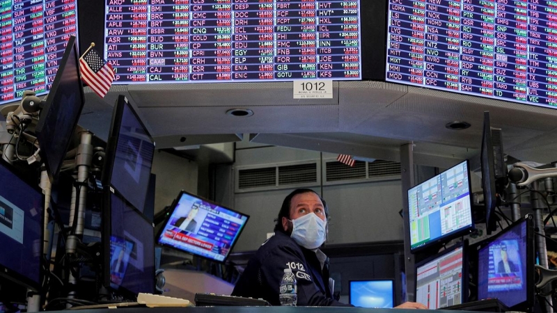 Un operador en su puesto en el patio de negociación de la Bolsa de Nueva York (NYSE, en sus siglas en inglés), en Wall Street. REUTERS/Brendan McDermid