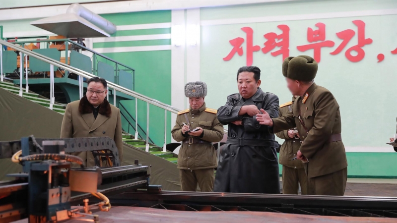Kim Jong Un inspeccionando una fábrica de municiones que produce armas.