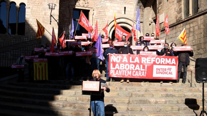 Membres de la Intersindical concentrats a la plaça del Rei de Barcelona per mostrar el seu rebuig a la reforma laboral.