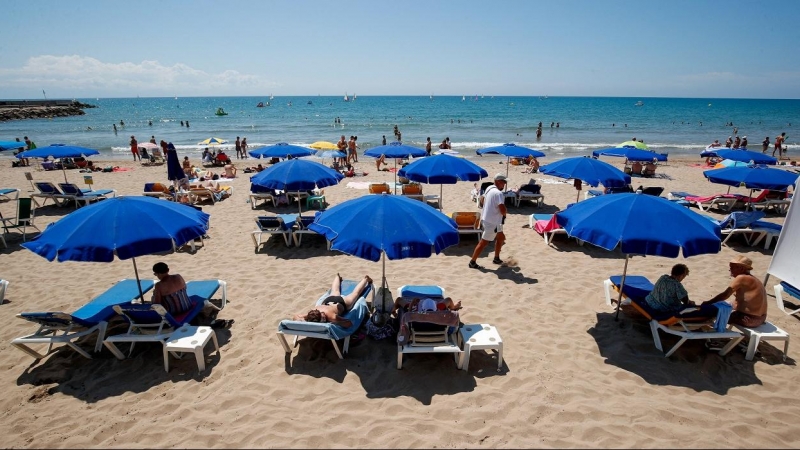 Turistas bajo las sombrillas en la playa de Sitges (Barcelona). REUTERS/ Albert Gea