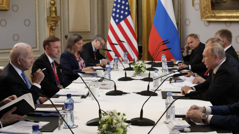 El presidente estadounidense Joe Biden (L) asiste y el presidente ruso Vladimir Putin (R) celebran una reunión conjunta, a 16 de junio de 2021, en Ginebra, Suiza.