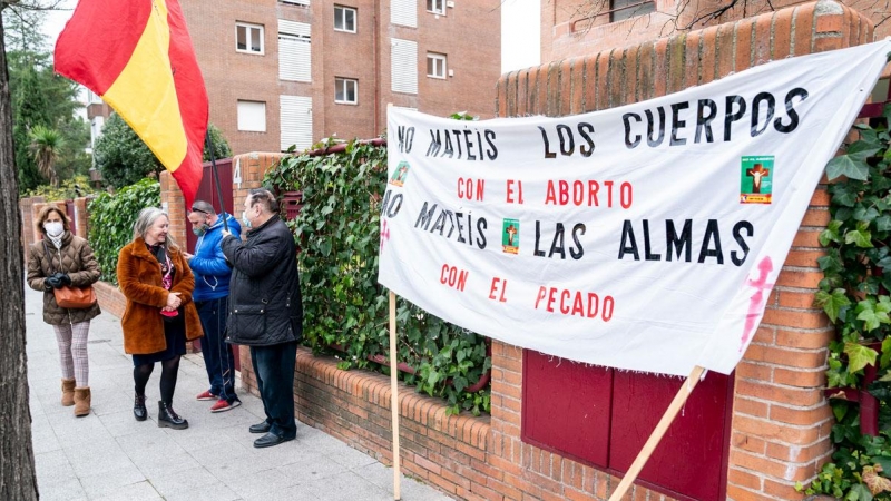 24/01/2022.- Varias personas cuelgan una pancarta contra el aborto con motivo de la reunión del presidente del Gobierno con el presidente de la Conferencia Episcopal Española. A. Pérez Meca / Europa Press