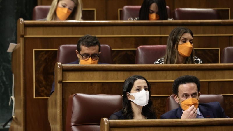 La presidenta nacional de Ciudadanos, Inés Arrimadas, sentada en su escaño durante la sesión de hoy en el Congreso de los Diputados.