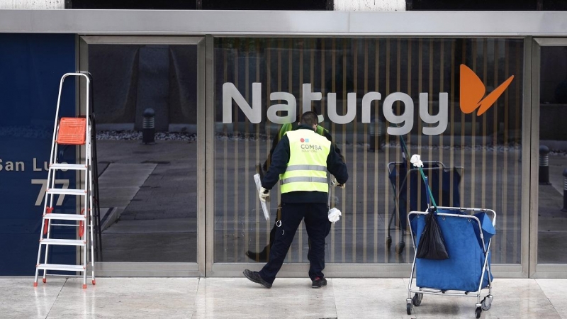 Un operario limpia la cristalera de la sede de Naturgy en Madrid. E.P/Eduardo Parra