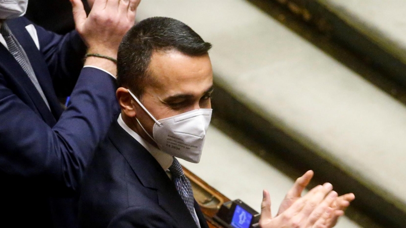 El Ministro de Relaciones Exteriores italiano, Luigi Di Maio, aplaude en la Cámara Baja (Cámara de Diputados) en Roma, Italia, el 29 de enero de 2022