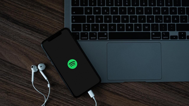 Imagen de archivo. Un móvil con el logo de Spotify.