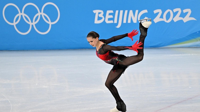 8/2/22-Kamila Valieva en la competición de Patinaje Artístico por Equipos Femeninos en el Estadio Cubierto de la Pekín durante los Juegos Olímpicos de Invierno (07/02/2022).
