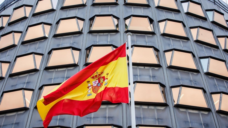 Bandera de España en el Tribunal Constitucional el día en que toman posesión de su cargo los nuevos magistrados del TC, en la sede del Tribunal Constitucional, a 18 de noviembre de 2021, en Madrid.