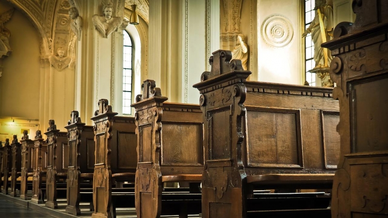 Varias filas de bancas en una iglesia