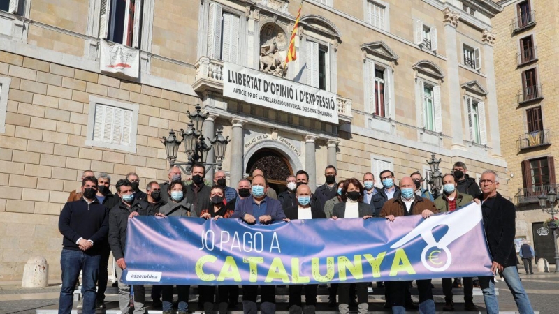 Alcaldes dels ajuntaments que donen suport a la campanya per la sobirania fiscal en un acte a la plaça Sant Jaume.