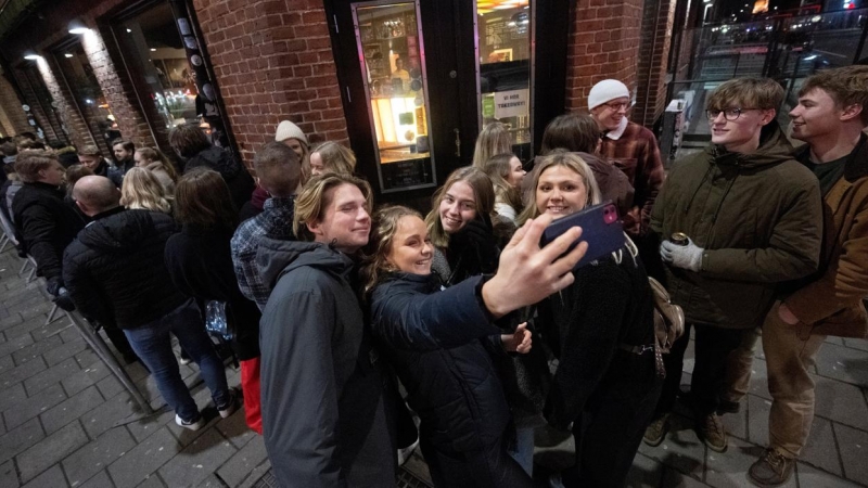 La gente hace cola fuera de la discoteca KB justo después de la medianoche en Malmo, Suecia, a principios del 09 de febrero de 2022.