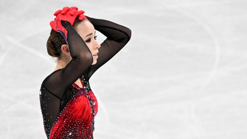 10/2/22-Kamila Valieva, del Comité Olímpico Ruso, reacciona durante la competencia de patinaje artístico del equipo femenino en el estadio de la capital durante los Juegos Olímpicos de Invierno de Beijing 2022 (07/02/2022).