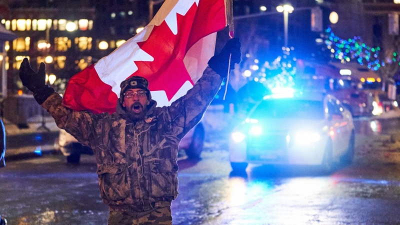 Un manifestante ondea una bandera de Canadá en frente del Parlamento. En Ottawa (09/02/22).