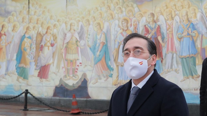 El ministro español de Asuntos Exteriores, José Manuel Albares, camina frente a la catedral de San Miguel en Kiev, Ucrania, el 09 de febrero de 2022.