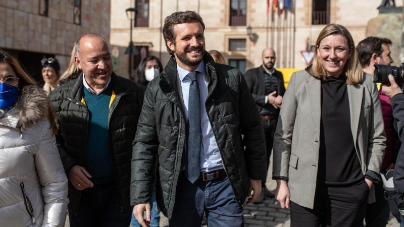 El presidente del PP de Zamora, José María Barrios; el presidente del Partido Popular, Pablo Casado y la cabeza lista del PP por Zamora, Isabel Blanco, a 10 de febrero de 2022, en Zamora.