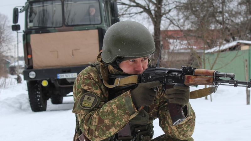 Una foto del folleto proporcionada por el servicio de prensa de la Guardia Nacional muestra a los militares de la Guardia Nacional de Ucrania participando en ejercicios tácticos y especiales dentro de los ejercicios del personal de comando en un pueblo ce