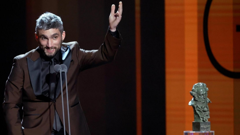 El actor Chechu Salgado recibe el Goya al Actor Revelación, por su trabajo en 'Las leyes de la frontera', durante la gala de la 36 edición de los Premios Goya que tiene lugar este sábado en el Palau de les Arts de Valencia. EFE/kai forsterling