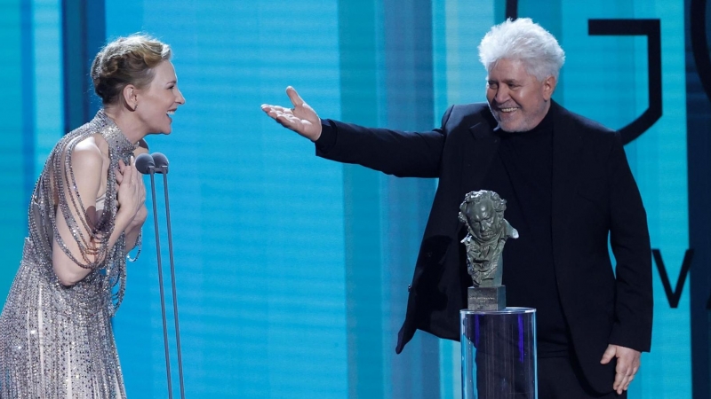 La actriz australiana Cate Blanchett (i) recibe el Goya Internacional de manos del director Pedro Almodóvar, durante la gala de la 36 edición de los Premios Goya que tiene lugar este sábado en el Palau de les Arts de Valencia. EFE/kai forsterling