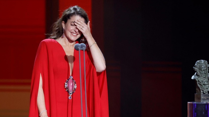 La actriz Nora Navas recibe el Goya a Mejor Actriz de Reparto, por su trabajo en 'Libertad', durante la gala de la 36 edición de los Premios Goya que tiene lugar este sábado en el Palau de les Arts de Valencia. EFE/kai forsterling