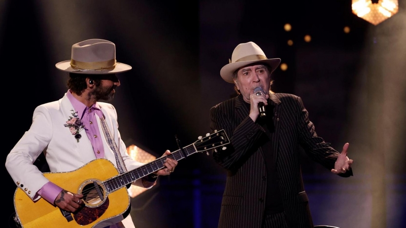 El cantautor Joaquín Sabina (d), acompañado por Leiva a la guitarra, interpretan 'Tan joven y tan viejo' durante la gala de la 36 edición de los Premios Goya que tiene lugar este sábado en el Palau de les Arts de Valencia. EFE/kai forsterling