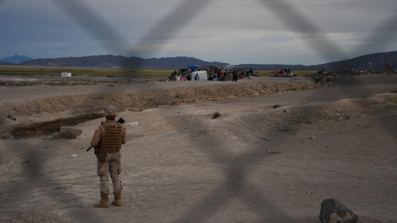 Miembros de las Fuerzas Armadas montan guardia en la comuna fronteriza con Bolivia de Colchane (Chile)
