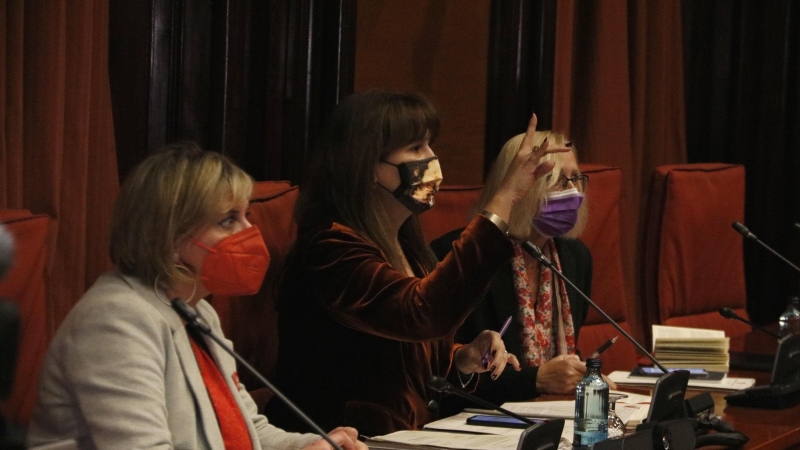 La presidenta del Parlament, Laura Borràs, amb les vicepresidentes Alba Vergés i Assumpta Escarp, a l'inici de la Junta de Portaveus.