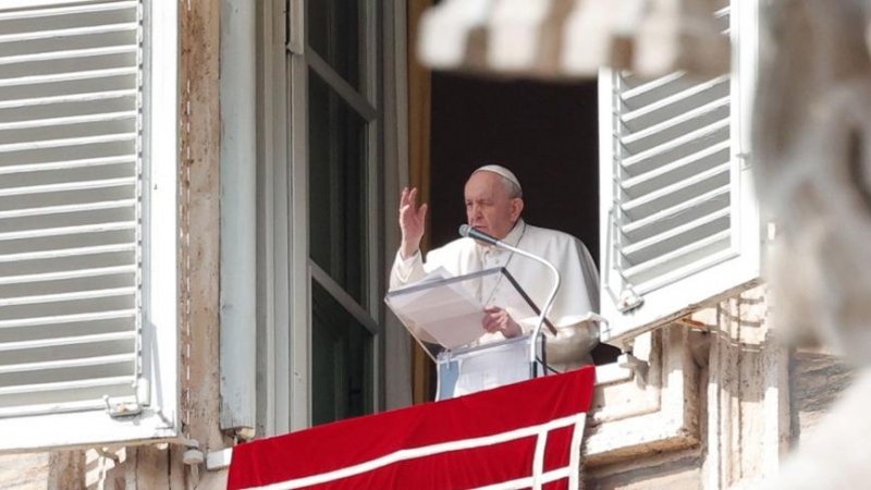 El Papa Francisco durante el rezo del Ángelus en la Plaza de San Pedro, Ciudad del Vaticano, 13 de febrero de 2022.