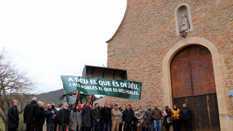 16/02/2022 - La protesta de Maians contra les immatriculacions irregulars de l'Església catòlica.