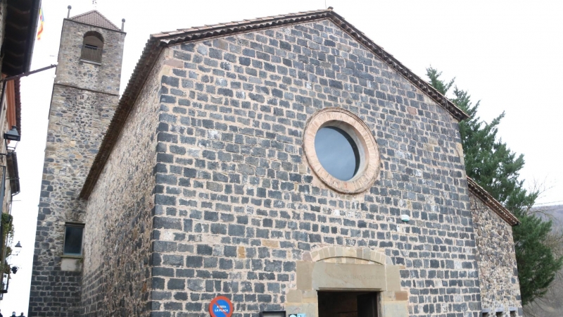 16/02/2022 - L'església vella de Castellfollit de la Roca, que ha immatriculat el consistori.