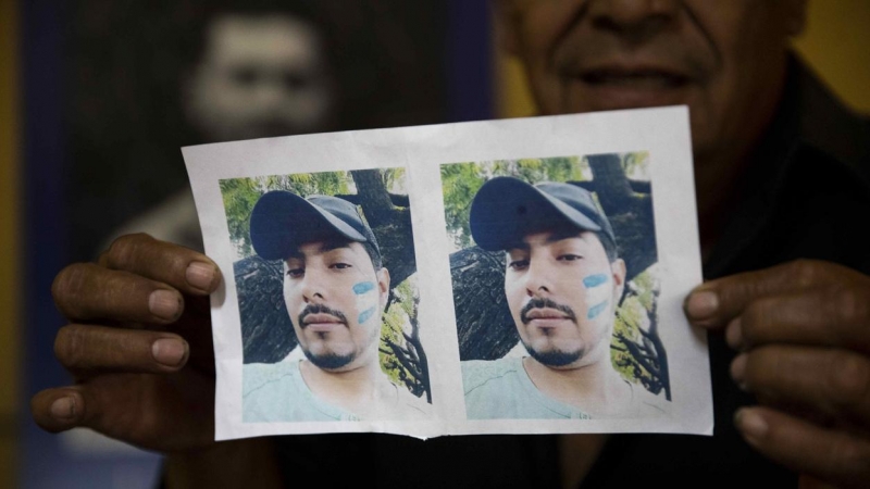 Una fotografía del condenado Yader de los Angeles Parajón Gutiérrez, sostenida por su padre.
