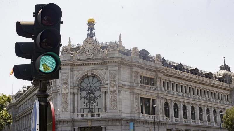 Un semáforo en verde cerca del edificio del Banco de España, en el centro de  Madrid. E.P./Eduardo Parra