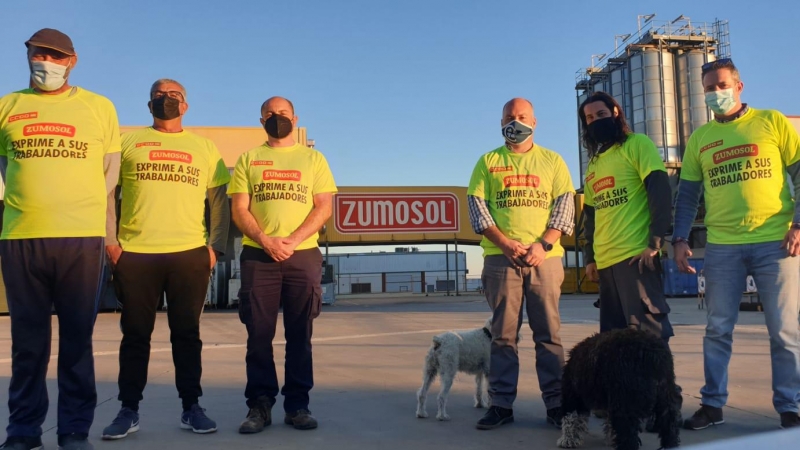 Personas con camisetas de protesta por la situación de los trabajadores de Zumosol
