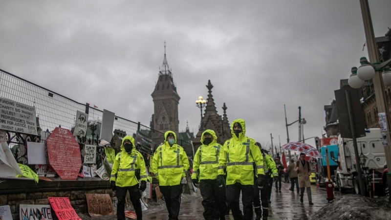 La Policía canadiense patrulla cerca del Parlamento este 17 de febrero de 2022.
