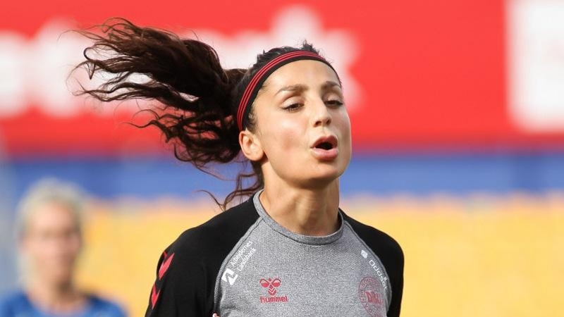 18/02/2022-Nadia Nadim de Dinamarca calentándose durante el partido amistoso internacional femenino jugado entre España y Dinamarca en el estadio de Santo Domingo el 15 de junio de 2021 en Alcorcón, Madrid, España.